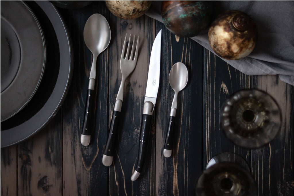 Forge De Laguiole-kniver med håndtak i ebenholt og rustfritt stål i satengfinish
