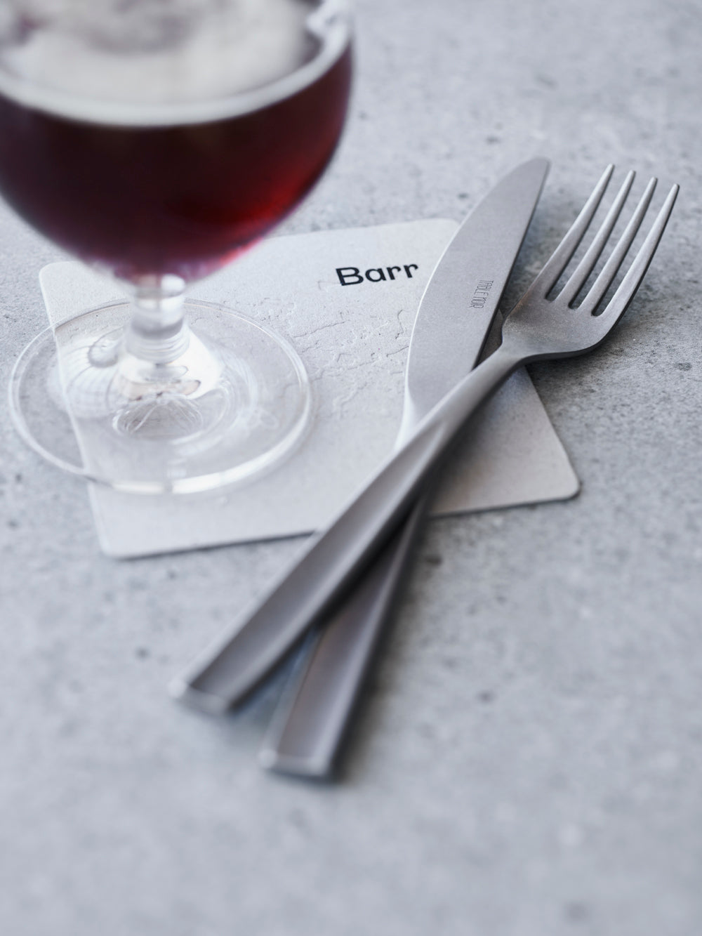 Table Noir - Barr-bestikk med steinvasket overflate