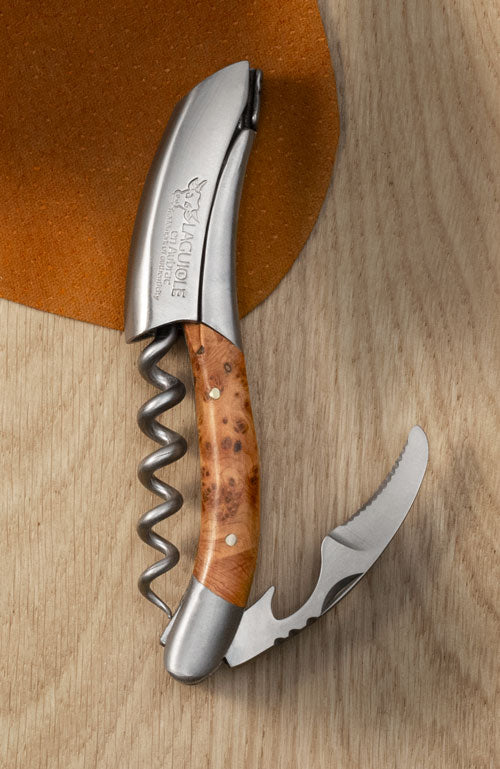 Laguiole Sommelier fra Laguiole En Aubrac med einer